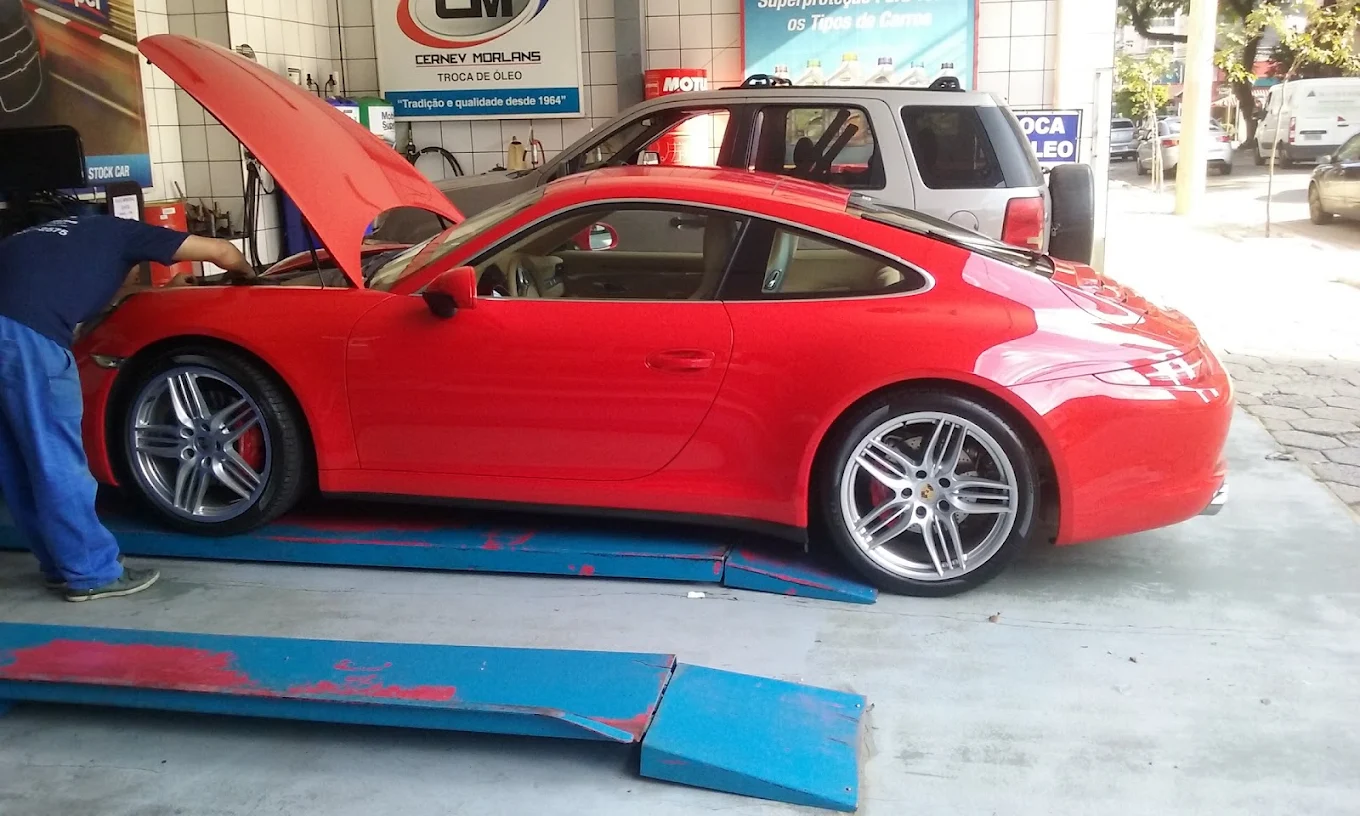 Carro de luxo em atendimento na Cernev Morlans