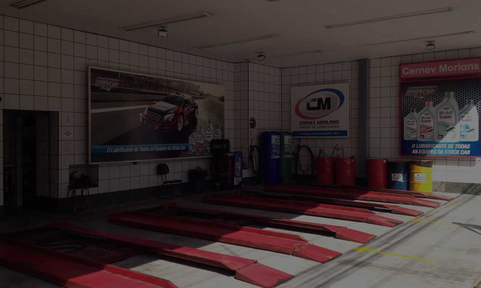 Interior da oficina Cernev Morlans com rampas de troca de óleo
